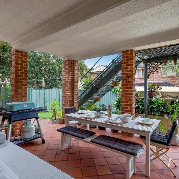 Family stay minute walk from Hargraves beach, hotel in Norah Head