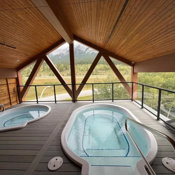 Top FL 2BR 2BA Hot Tubs phenomenal mountain views, hotel in Canmore