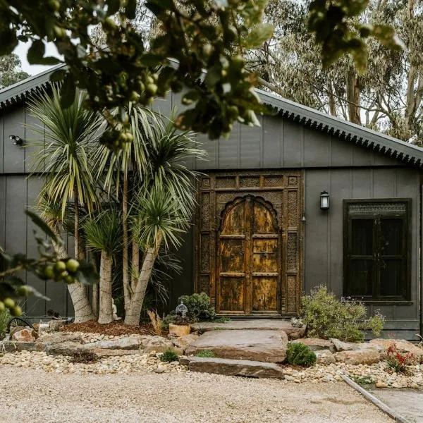 The Temple - Country Farm Retreat, hotel in Launching Place