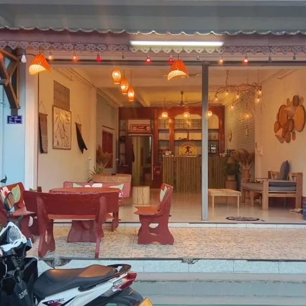 Naughty Boy Hostel Thakhek，位于他曲的酒店