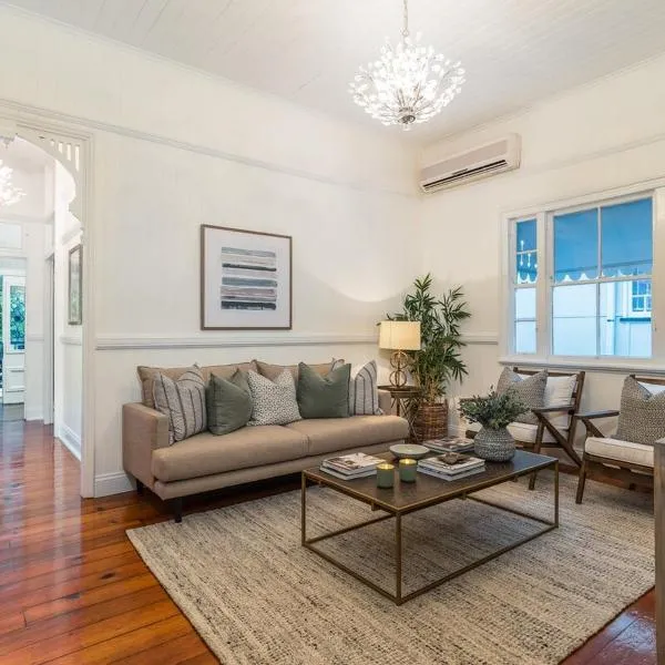 Luxury Queenslander Awaits! Sleeps 8, 3 car parks, hotel di Brisbane