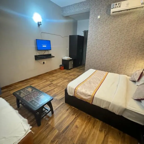 Garnet suites at omaxe enternity, hotell sihtkohas Chhatikara