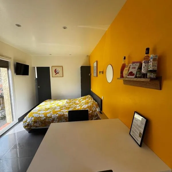 Studio les trois chemins, hotel v destinaci Cucugnan