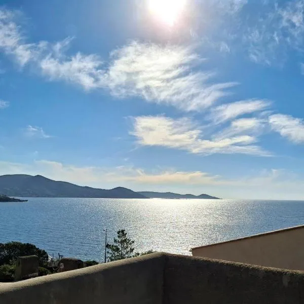 Appartement vue mer à 1min de la plage PIETROSELLA, hotel in Grosseto-Prugna
