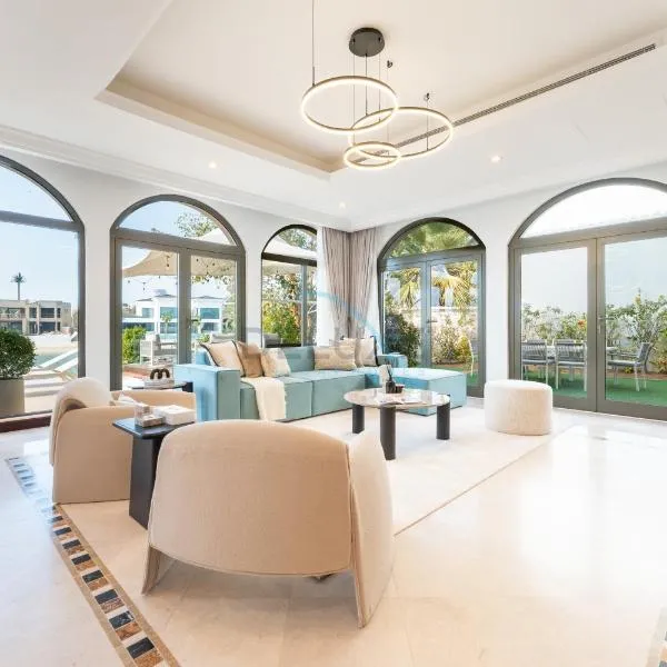 Beachfront 6BR and Assistant's Room Villa with Private Pool, Palm Villa, Palm Jumeirah by Deluxe Holiday Homes, hotel a Dubai