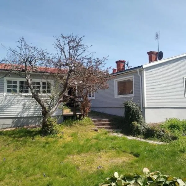 2 rum och kök varav 1 sovrum samt en stuga i anslutning med 1 sovrum, hotel v destinaci Oskarshamn