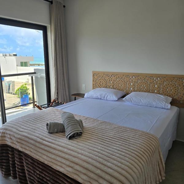 Quase beira mar, casa muito nova com 5 suítes, vista mar, piscina grande, cozinha completa, 4 vagas e perto de mercado, restaurantes e bares - CLIQUE E VEJA AS FOTOS - Foto 3