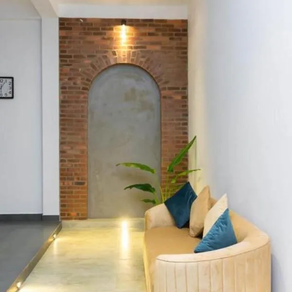 Rome Transit Hotel, hotel v Negombu