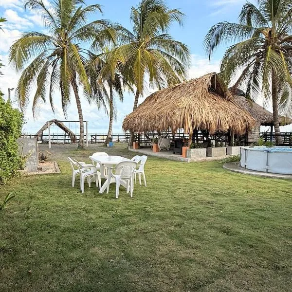 Cabaña Las Tres Palmas in San Bernardo del Viento، فندق في سان برناردو ديل فينتو