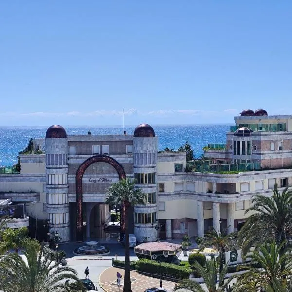 Luxury Penthouse in the heart of Puerto Banús, hotel em Marbella