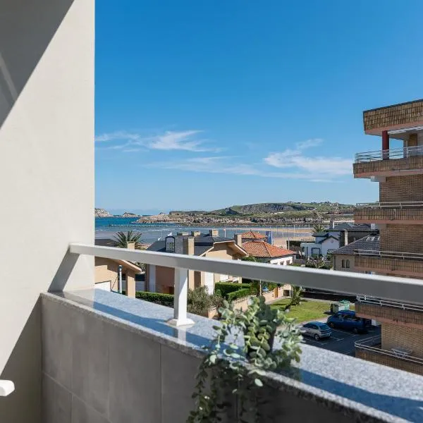 Piso con terraza a 50 metros de la playa, hotel in Suances