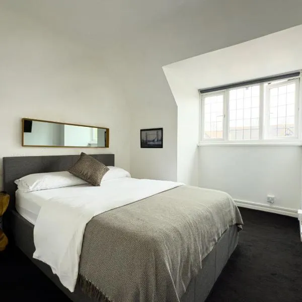One-Bedroom flat in Cheam Village, hotel in Cheam