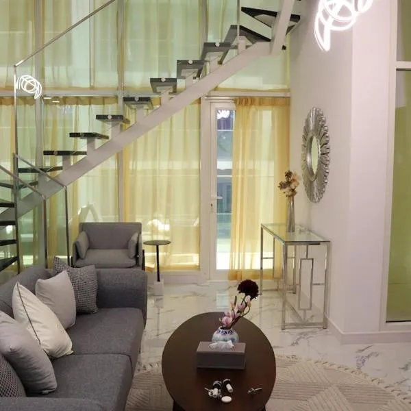 Cozy 2BR Masdar Pool Parking and Near Airport, hotel a Abu Dhabi