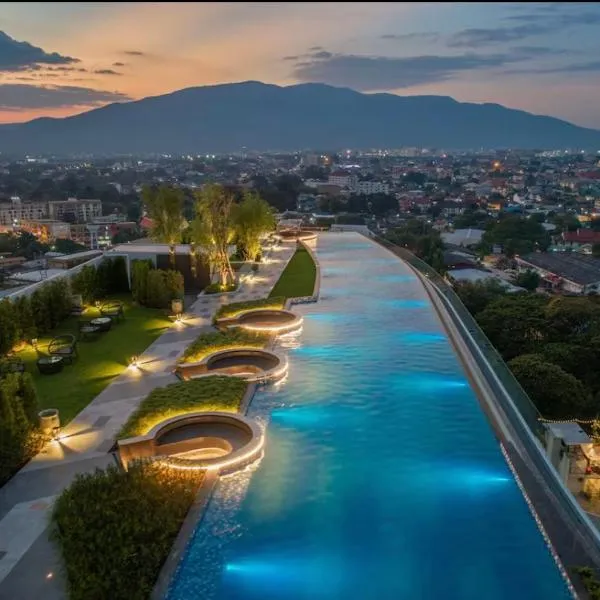 Astra Sky River 宜居6人三卧两卫 无边泳池 热水浴缸 乳胶床垫, hotel in Chiang Mai