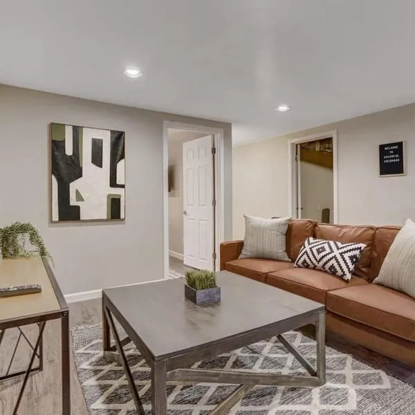 Bonny Beaut Basement Suite w Hot Tub & Fire Pit, hotel in Colorado Springs