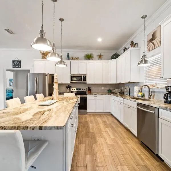 Newer Large Beachside 6 Bedroom House 3000 Sq Ft Sleeps 22, hotel v destinaci Dauphin Island