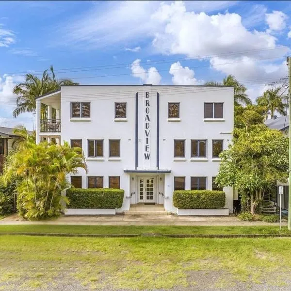 River View - Modern Living in a Vintage Apartment, Hotel in Brunswick Heads
