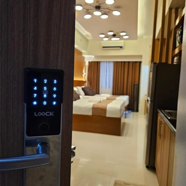 Modern Condotel 2BR near MOA, hotel u Manili