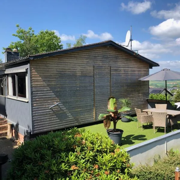 Authentiek, Vintage Chalet aan de Bosrand, hotel di Weyer