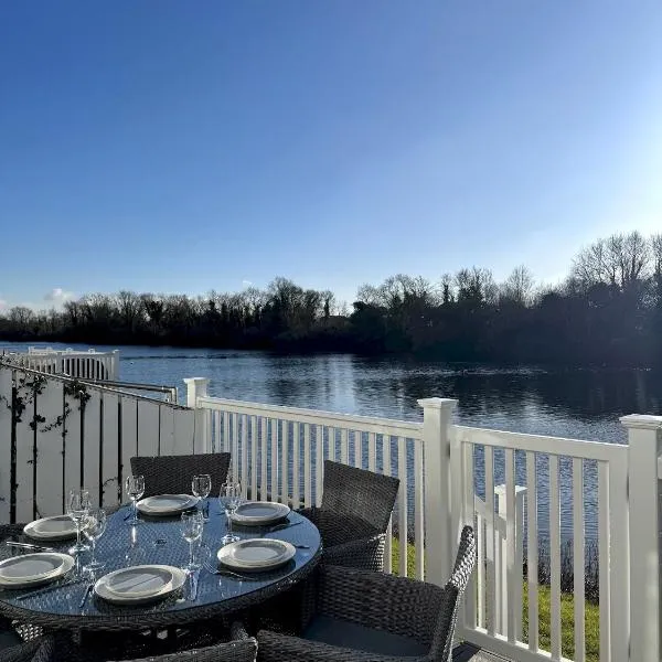 Pet-Friendly Lakeside Retreat Cotswold Water Park, Hotel in South Cerney