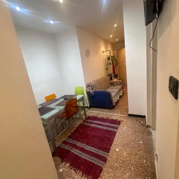 Entire 3 bed rooms apartment,Centrum, hotel in Genova