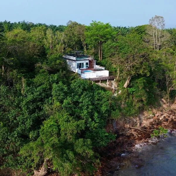 The Munique Cliff House Chumphon - private jacuzzi with beach views, hotel in Chumphon