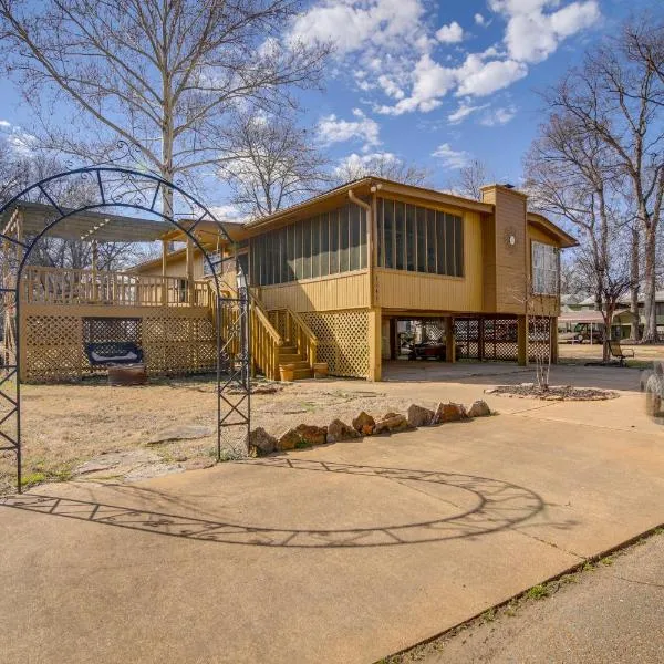 Deck & Fire Pit! Cabin Half-Mi to Tunica Lake, hotel in Tunica
