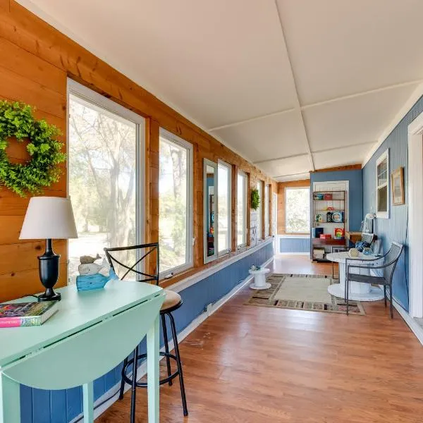 1 Mi to Fishing Pier Apalachicola Bay Getaway!, hotel a Eastpoint