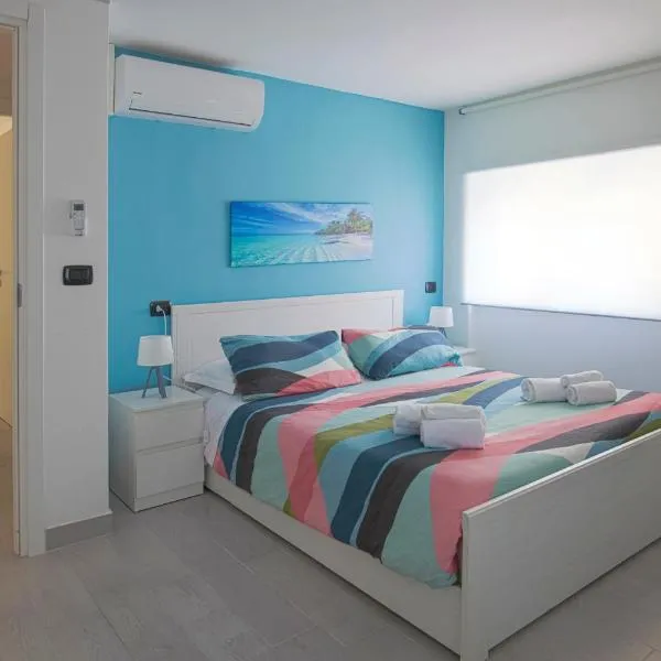 Sul mare in centro con 2 camere e posto auto a novembre, hotel in Pescara