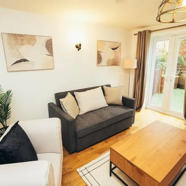 3BR Town House, Self Check In, Parking, By DerBnB, khách sạn ở Derby