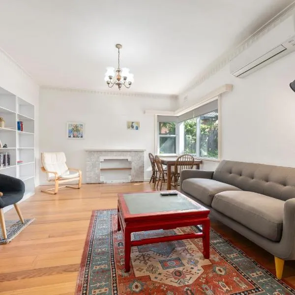 Spacious, Light filled, One Bedroom House by the Beach, hotel in Beaumaris