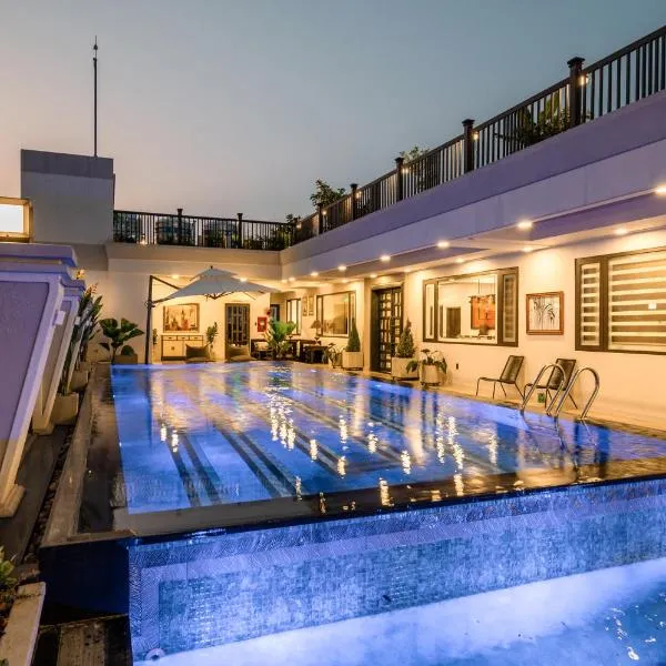 Elegant 4BR penthouse with pool in Thao Dien by Raymond Holm, hotel in Ho Chi Minh City