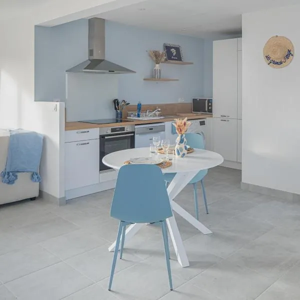 house for 2 people with garden, hotel in Lancieux