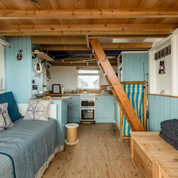 Stargazing Beach Hut on Mudeford Sandbank with wake up sea views, hotel v destinaci Christchurch