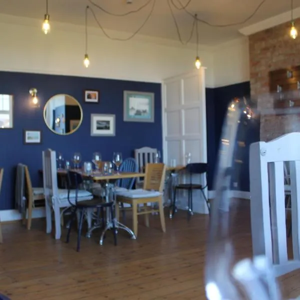 The Old Buoy Inn, hotel in Seahouses