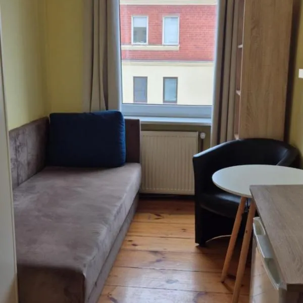 Hostel Tulip - pokój 6 ze wspólną łazienką i kuchnią, hotel v destinaci Štetín