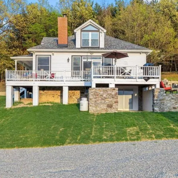 Zen Mountainside Retreat - Spa & Amazing Views! Hot tub, Fire pit & Decks, hotel v destinaci Hagerstown