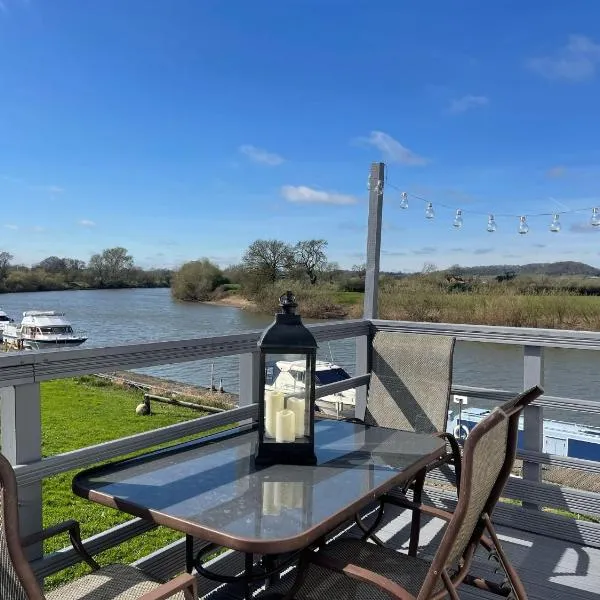On the river Severn - Severnside Boat & Caravan Park, Caravan 9, hotel in Tirley