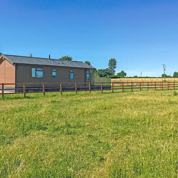 Larkrise Farm Lodges, hotel in Babcary
