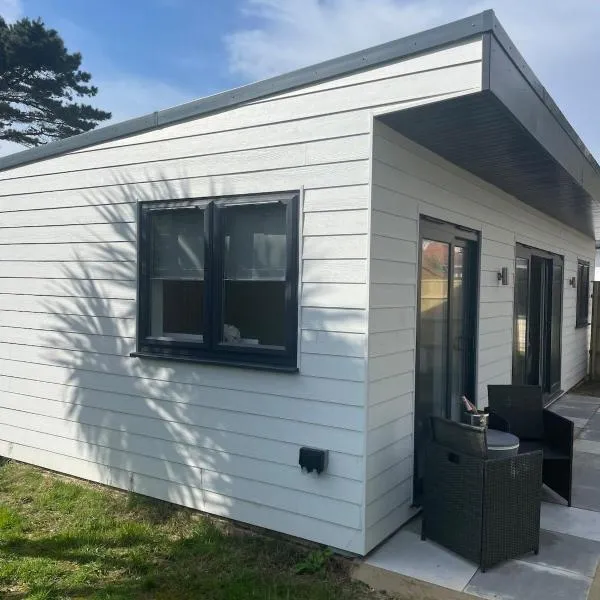 Villa Maria Garden Lodge - 2 Mins to Beach - Coastal - Large Garden - Modern, hotel v destinaci Southbourne