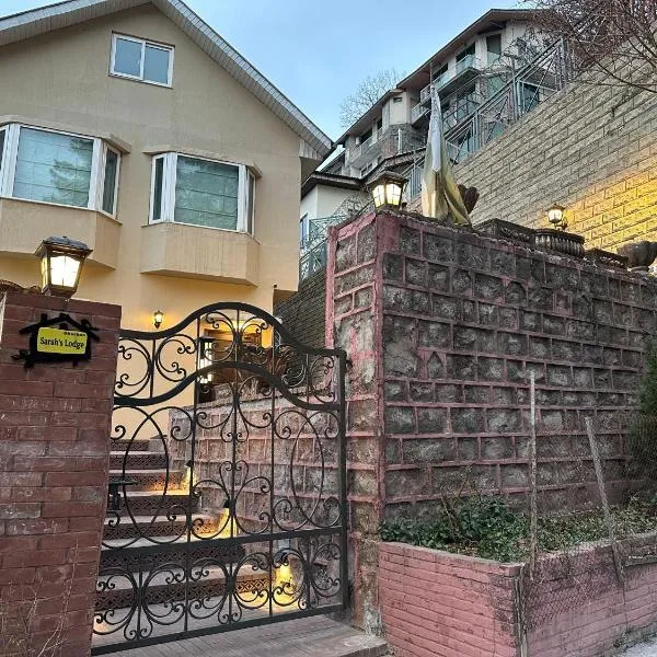 Sarah's Lodge, hotel in Murree