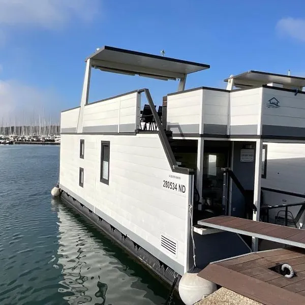 Floating House - LUXURY Floating Sea OASIS Pula, hotel in Pula