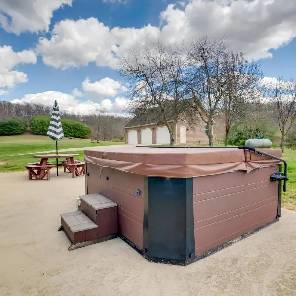 Game Room and On-Site Pond Laurelville Retreat!, Hotel in Laurelville