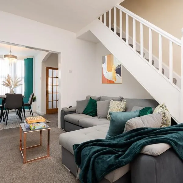 Entire 2 Bedroom Apartment-Free Parking & Super fast Internet - Sleeps 6: Birkenhead şehrinde bir otel
