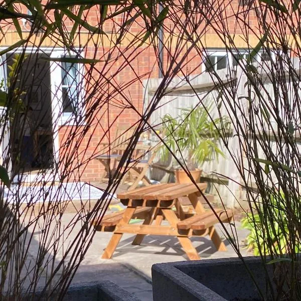 Your Home From Home Near ExCel Private Parking, Hotel in London