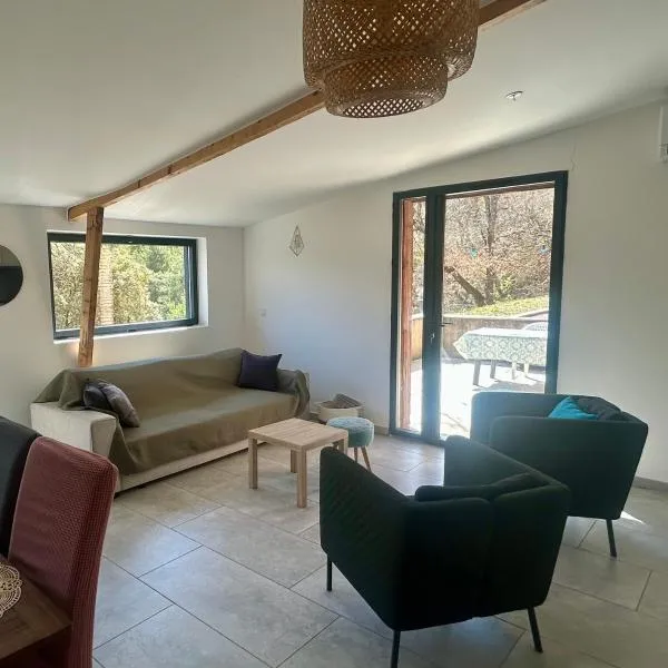 Pretty house in nature in Provence, hotel v destinaci Champtercier