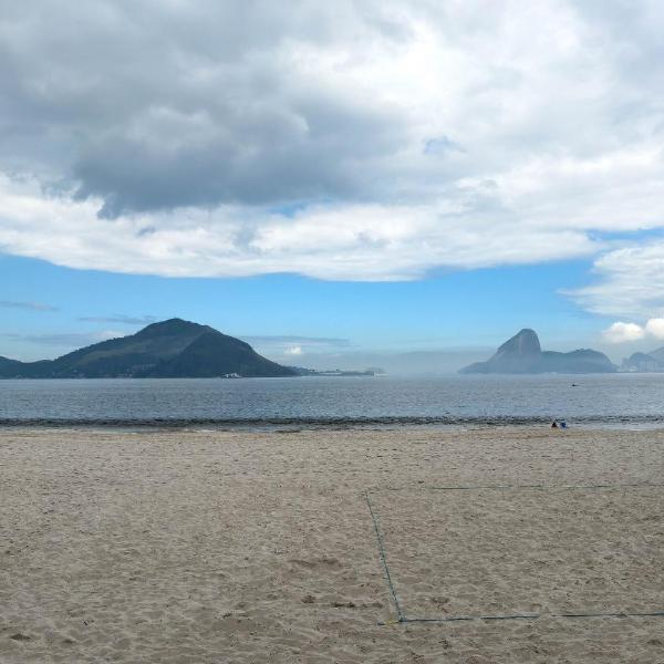 Apt na orla de Icaraí com roupas de cama e toalhas