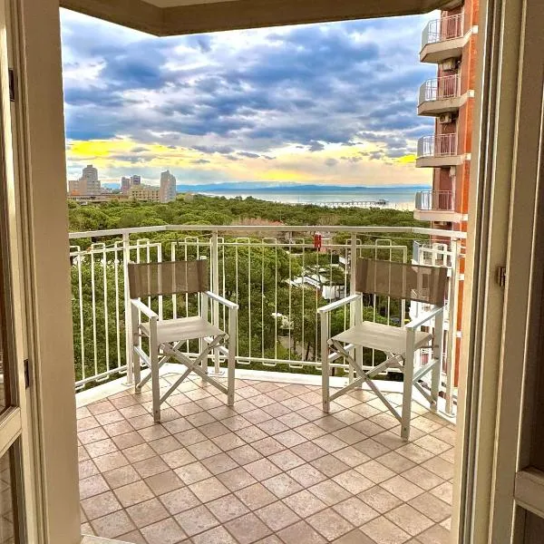 Apartment with stunning sea view - Wi-Fi, free parking, large terrace and comfort, hotel v Lignanu Sabbiadoru