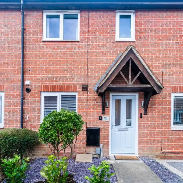 Recently refurbished 2 Bed Elegant home with Parking in Harlow, hotell i Harlow