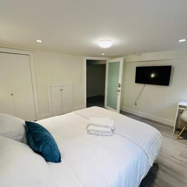 Quiet Basement Suite Steps from Quilchena Park in Vancouver, hotel v destinaci Vancouver